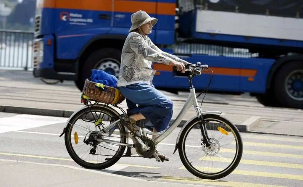 Easy E-Biking - e-bike woman city rider, helping to make electric biking practical and fun