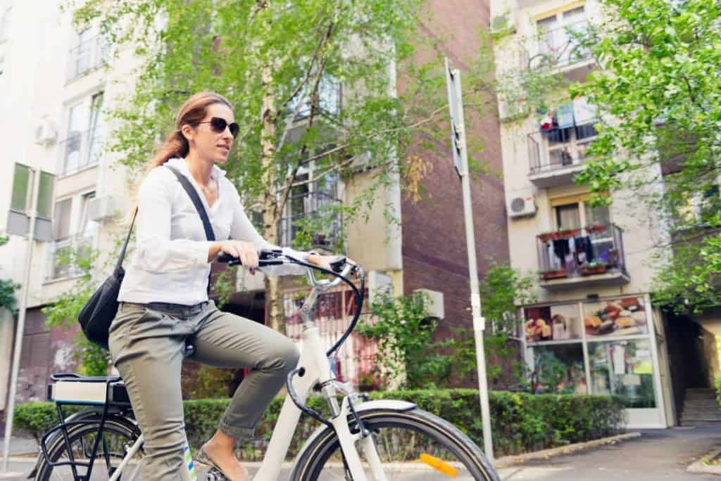 Easy E-Biking - woman e-bike city, helping to make electric biking practical and fun